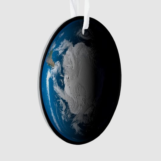 volle aarde met gesimuleerde wolken boven antarcti ornament (voorkant)
