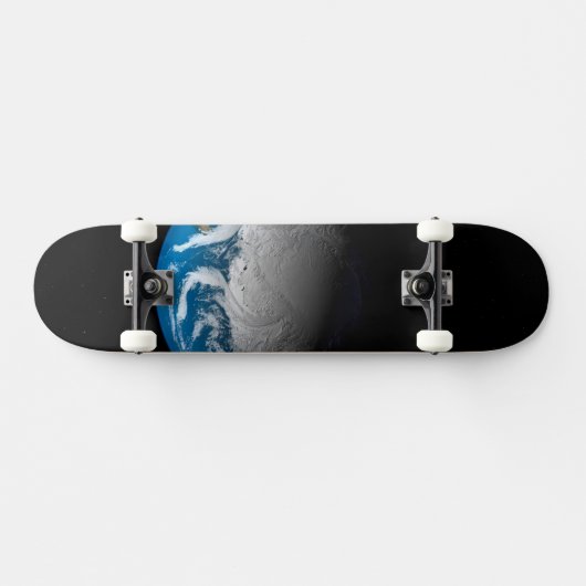 volle aarde met gesimuleerde wolken boven antarcti persoonlijk skateboard (Horizontaal)
