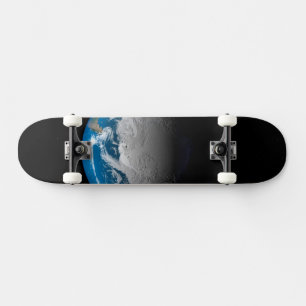 volle aarde met gesimuleerde wolken boven antarcti persoonlijk skateboard