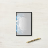 volle aarde met gesimuleerde wolken boven antarcti post-it® notes (Op bureau)