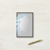 volle aarde met gesimuleerde wolken boven antarcti post-it® notes (Op bureau)