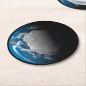 volle aarde met gesimuleerde wolken boven antarcti ronde kartonnen onderzetter (Gebogen)