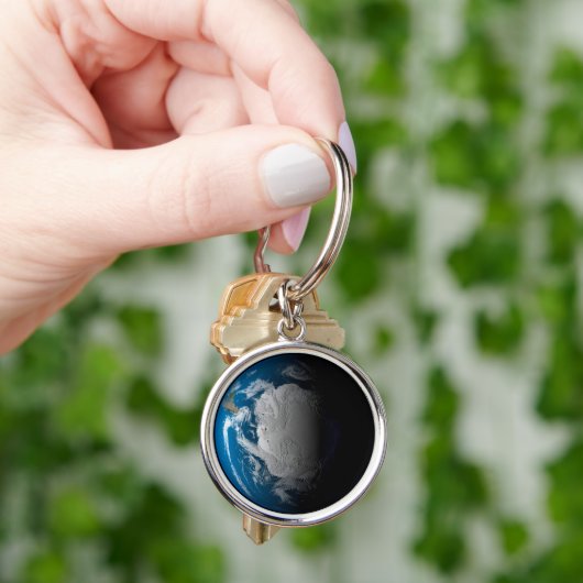 volle aarde met gesimuleerde wolken boven antarcti sleutelhanger (Hand)