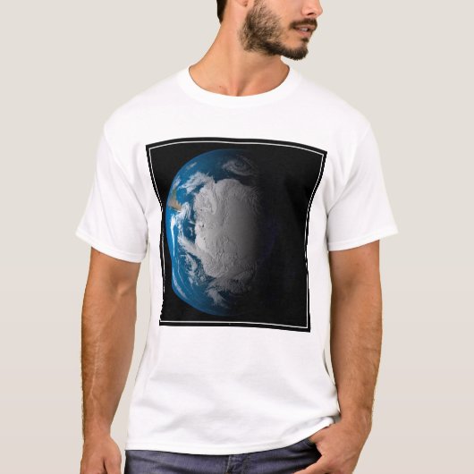 volle aarde met gesimuleerde wolken boven antarcti t-shirt (Voorkant)