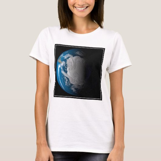 volle aarde met gesimuleerde wolken boven antarcti t-shirt (Voorkant)