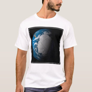 volle aarde met gesimuleerde wolken boven antarcti t-shirt