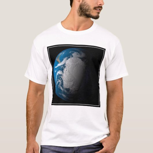 volle aarde met gesimuleerde wolken boven antarcti t-shirt (Voorkant)
