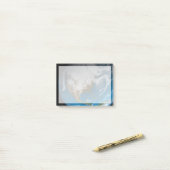 Volle Aarde met gesimuleerde wolken boven Noord-Am Post-it® Notes (Op bureau)