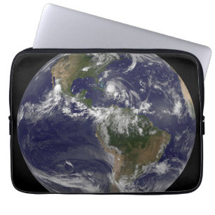 Volle aarde met orkaan Irene over de Bahama's. Laptop Sleeve