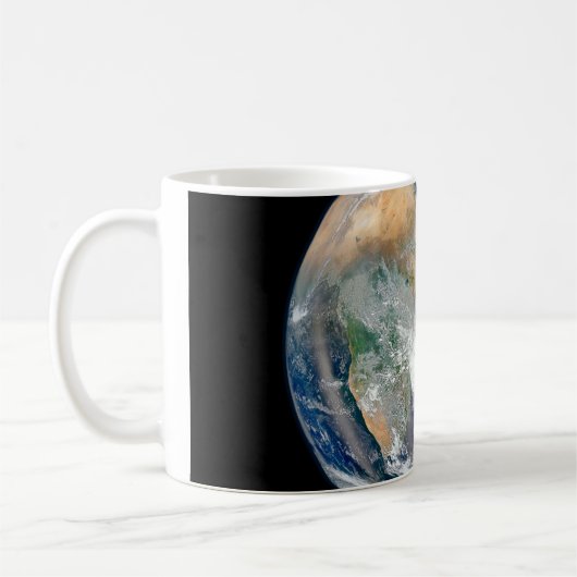 Volle aarde toont het oostelijk halfrond. koffiemok (Links)