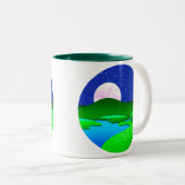 Volle beweging over groene heuvels tweekleurige koffiemok (Voorkant rechts)