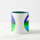 Volle beweging over groene heuvels tweekleurige koffiemok (Center)