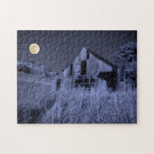 Volle Maan Boven Oude Verweerde Schuur Legpuzzel