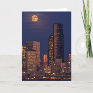 Volle maan die over horizon de van de binnenstad kaart