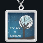 Volle Maan en Sterren Bruiloft Zilver Vergulden Ketting<br><div class="desc">Het perfecte ketting voor de bruid en bruidegom die hun huwelijk vieren door het licht van een volle maan. Het ontwerp toont het silhouet van een boom voor een grote volle maan tegen een sterrenhemel met de namen van de bruid en bruidegom. Als u hulp nodig heeft bij de aanpassing,...</div>