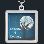 Volle Maan en Sterren Bruiloft Zilver Vergulden Ketting<br><div class="desc">Het perfecte ketting voor de bruid en bruidegom die hun huwelijk vieren door het licht van een volle maan. Het ontwerp toont het silhouet van een boom voor een grote volle maan tegen een sterrenhemel met de namen van de bruid en bruidegom. Als u hulp nodig heeft bij de aanpassing,...</div>