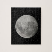 Volle maan in zwart en wit. Credit als: Arthur Legpuzzel (Verticaal)