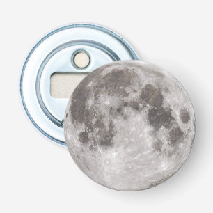 Volle maan schijnt aan de hemel button flesopener
