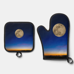 Volle maan stijgt boven zonsondergang ovenwant & pannenlap set