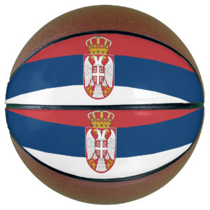 Volledig basketbal met vlag van Servië