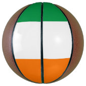 Volledig Basketball met vlag van Ierland Basketbal (Verticaal)