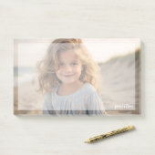 Volledig fotoontwerp met aangepaste naam post-it® notes (Op bureau)