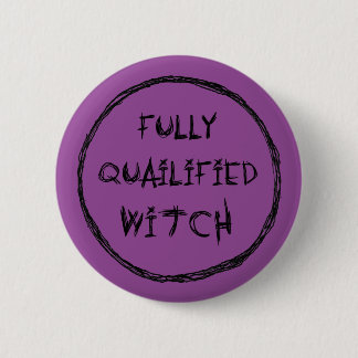 Volledig gekwalificeerd heks - houtskooleffect ronde button 5,7 cm