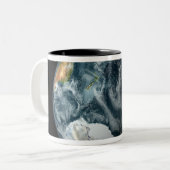 Volledig uitzicht van de Aarde met Antarctica Tweekleurige Koffiemok (Voorkant links)