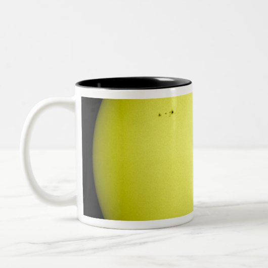 Volledig uitzicht van de zon tweekleurige koffiemok (Links)
