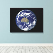 Volledig verlichte aarde gecentreerd op Australië Canvas Afdruk (Insitu (Houten vloer))