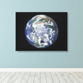 Volledig verlichte aarde gecentreerd op de Noordpo Canvas Afdruk (Insitu (Houten vloer))