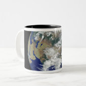 Volledig verlichte aarde in Azië Tweekleurige Koffiemok (Voorkant links)
