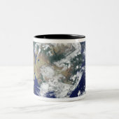 Volledig verlichte aarde in Azië Tweekleurige Koffiemok (Center)