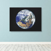 Volledig verlichte aarde in het centrum van Europa Canvas Afdruk (Insitu (Houten vloer))
