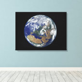 Volledig verlichte aarde in het centrum van Europa Canvas Afdruk (Insitu (Houten vloer))