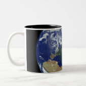 Volledig verlichte aarde in het centrum van Europa Tweekleurige Koffiemok (Links)