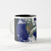 Volledig verlichte aarde in het centrum van Noord- Tweekleurige Koffiemok (Voorkant links)