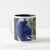 Volledig verlichte aarde in Zuid-Amerika Tweekleurige Koffiemok (Voorkant links)