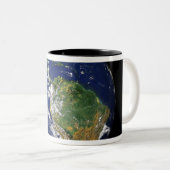 Volledige Aarde met Zuid-Amerika Tweekleurige Koffiemok (Voorkant rechts)