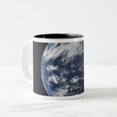 Volledige aarde rond de Stille Oceaan Tweekleurige Koffiemok (Voorkant links)