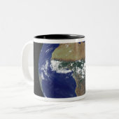 Volledige Aarde toont Afrika en Europa Tweekleurige Koffiemok (Voorkant links)
