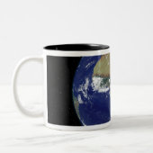 Volledige Aarde toont Afrika en Europa Tweekleurige Koffiemok (Links)