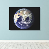 Volledige Aarde waarop Europa en Azië te zien zijn Canvas Afdruk (Insitu (Houten vloer))