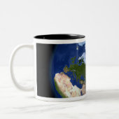 Volledige Aarde waarop het Arctische gebied is afg Tweekleurige Koffiemok (Links)