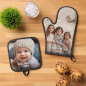 Volledige foto met aangepaste tekst in wit script ovenwant & pannenlap set (Top down)