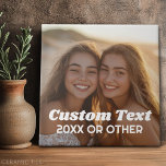Volledige foto - met aangepaste tekst tegeltje<br><div class="desc">Een leuke manier om herinneringen vast te leggen en te delen met vrienden. Voeg een verticale foto en je favoriete titel toe om een gave voor vrienden te maken.</div>