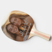Volledige foto met tekst van 2 regels - script en  tafeltennisbatje (Zijkant)