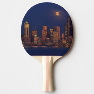 Volledige maan over de skyline van Seattle Tafeltennisbatje