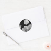 VOLLEDIGE MOON CLOUDS BLACK EN WHITE RONDE STICKER (Envelop)