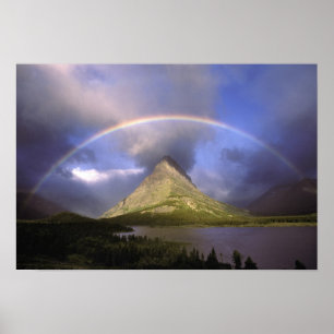 Volledige regenboog en stormachtige lucht boven Gr Poster